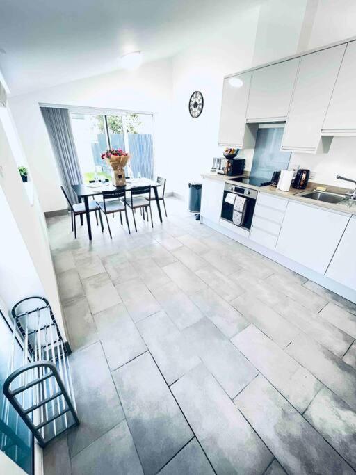 2 Bedroom Modern House In Centre *