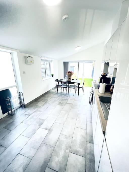 Holiday home 2 Bedroom Modern House In Centre