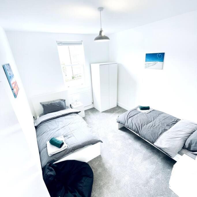 Holiday home 2 Bedroom Modern House In Centre