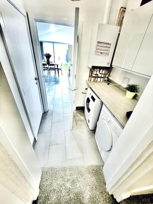 Holiday home 2 Bedroom Modern House In Centre