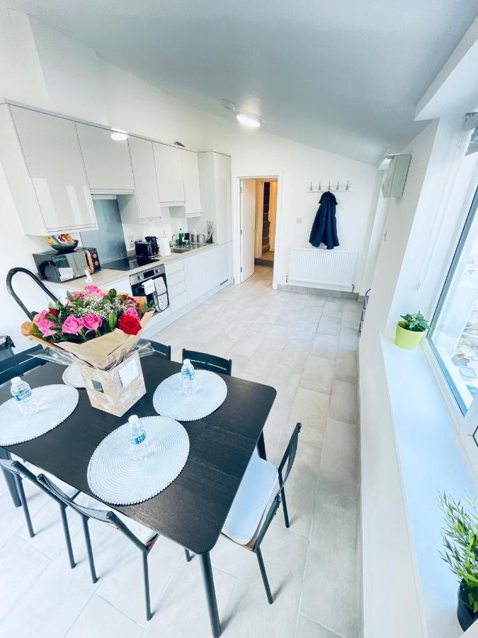 Holiday home 2 Bedroom Modern House In Centre